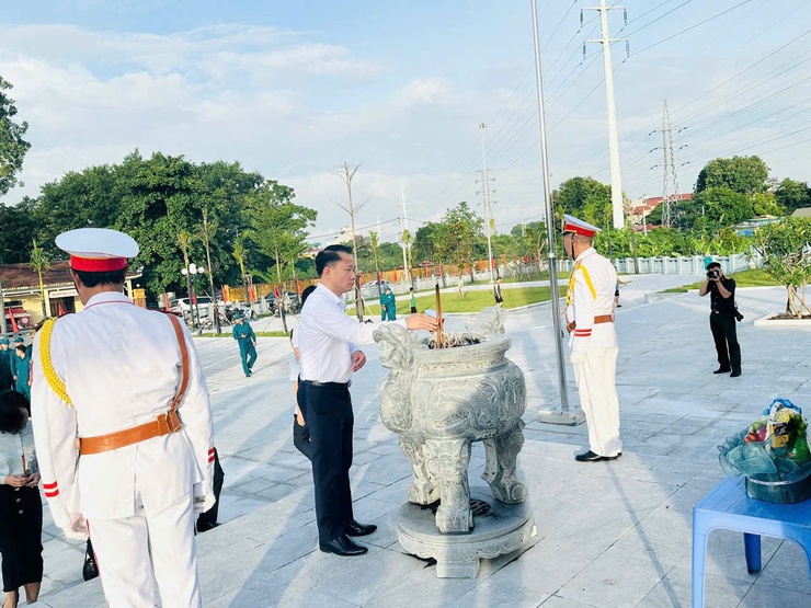 LỄ ĐẶT VÒNG HOA VÀ DÂNG HƯƠNG TƯỞNG NIỆM CÁC ANH HÙNG LIỆT SĨ NHÂN KỶ NIỆM 78 NĂM NGÀY THƯƠNG BINH LIỆT SĨ (27/7/1947 – 27/7/2025)- Ảnh 8.