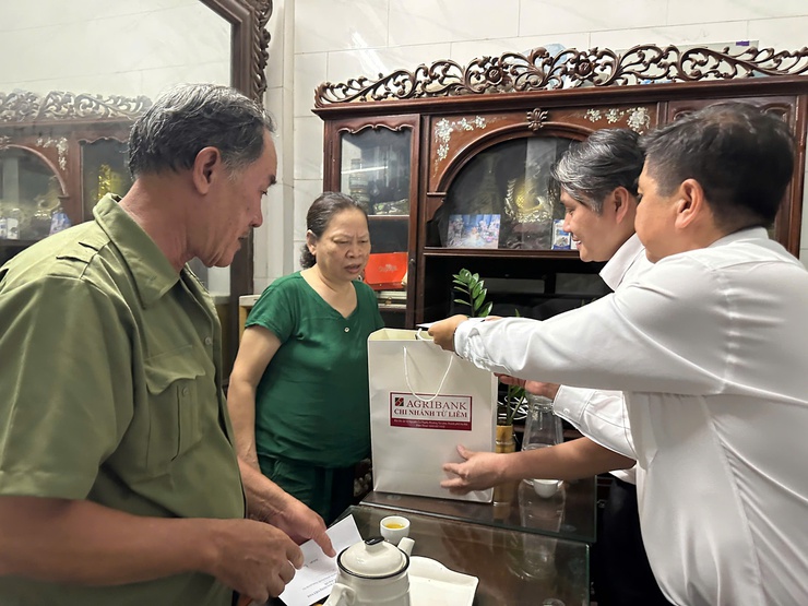 Phường Đại Mỗ thăm, tặng quà các gia đình chính sách tiêu biểu- Ảnh 14.
