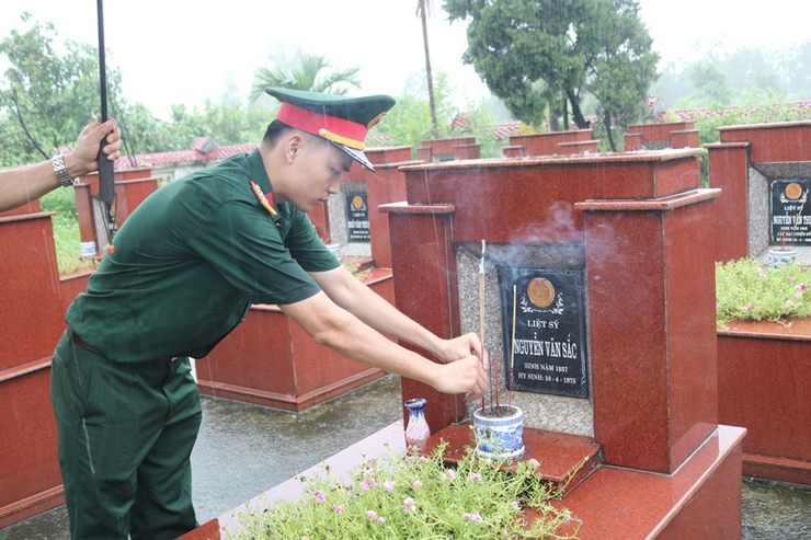 Lãnh đạo xã Phú Cát và Tiểu đoàn 2 – Cục Kỹ thuật Quân binh chủng tổ chức viếng nghĩa trang liệt sĩ nhân kỷ niệm 78 năm Ngày Thương binh - Liệt sĩ (27/7/1947 – 27/7/2025)- Ảnh 6.