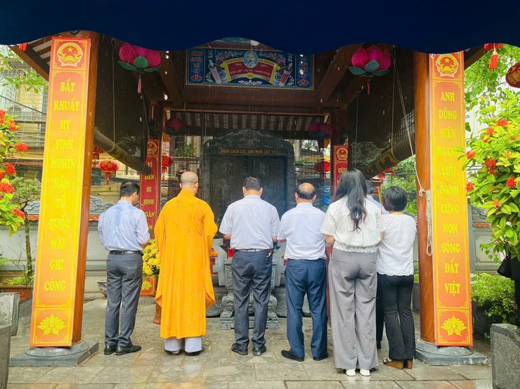 Phường Bạch Mai tổ chức đoàn công tác của Đảng ủy - HĐND - UBND - UB MTTQ Việt Nam phường dâng hương, tri ân các vị anh hùng liệt sĩ - Ảnh 5.