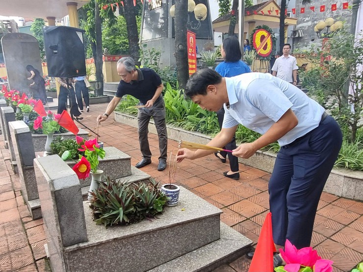 Phường Đại Mỗ tri ân các anh hùng liệt sỹ tại Nghĩa trang Liệt sỹ 
Đại Mỗ - Tây Mỗ
- Ảnh 5.