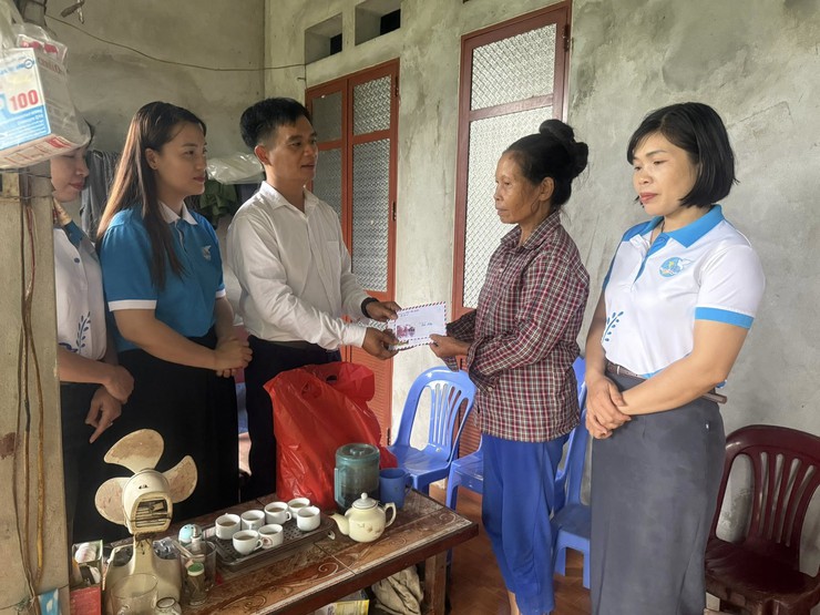 HỘI PHỤ NỮ XÃ BA VÌ PHỐI HỢP CÙNG UB MTTQ VIỆT NAM XÃ TỔ CHỨC THĂM HỎI, TẶNG QUÀ CÁC GIA ĐÌNH CHÍNH SÁCH NHÂN DỊP 27/7- Ảnh 1.