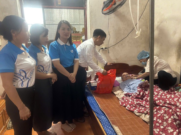HỘI PHỤ NỮ XÃ BA VÌ PHỐI HỢP CÙNG UB MTTQ VIỆT NAM XÃ TỔ CHỨC THĂM HỎI, TẶNG QUÀ CÁC GIA ĐÌNH CHÍNH SÁCH NHÂN DỊP 27/7- Ảnh 2.