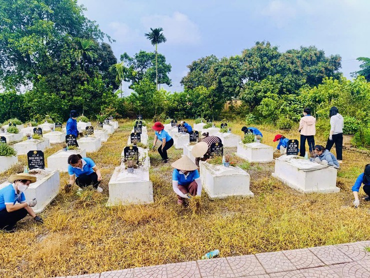 Hội Liên hiệp phụ nữ xã Phú Nghĩa tổ chức thăm hỏi, tặng 30 suất quà tri ân các gia đình người có công nhân dịp kỷ niệm 78 năm ngày Thương binh - liệt sĩ 27/7- Ảnh 6.