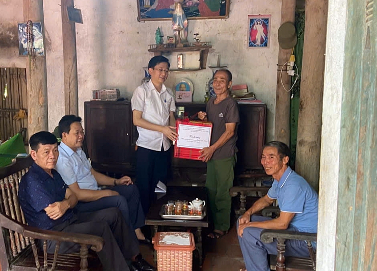 Xã Xuân Mai tổ chức 4 đoàn thăm, tặng quà người có công với cách mạng và thân nhân liệt sĩ tiêu biểu nhân dịp kỷ niệm 78 năm ngày thương binh liệt sĩ- Ảnh 5.