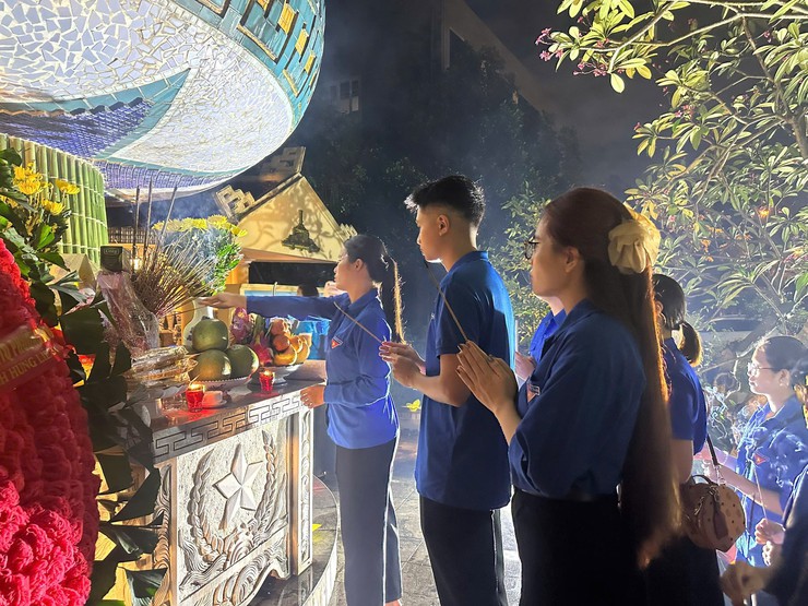 Lễ Thắp nến tri ân kỷ niệm 78 năm Ngày Thương binh - Liệt sĩ (27/7/1947 - 27/7/2025)- Ảnh 8.