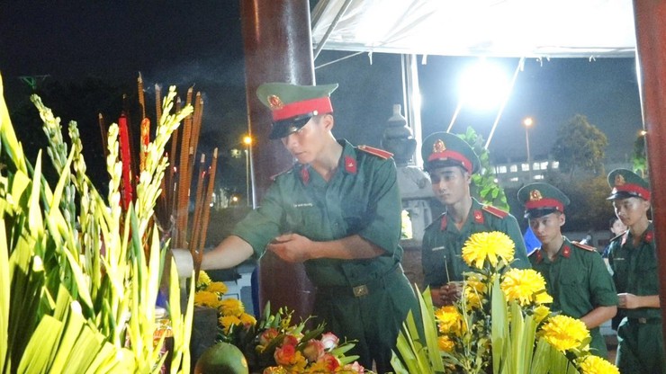 Lễ Thắp nến tri ân kỷ niệm 78 năm Ngày Thương binh - Liệt sĩ (27/7/1947 - 27/7/2025)- Ảnh 15.
