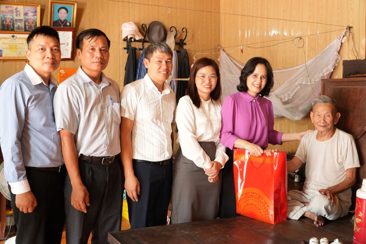 Đoàn công tác số 2, số 4 và số 5 xã Chuyên Mỹ thăm, tặng quà gia đình chính sách, người có công- Ảnh 6.