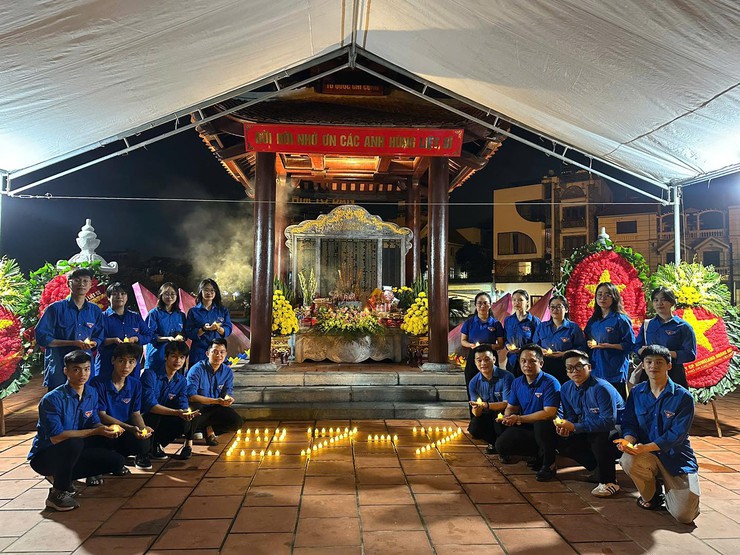 Lễ Thắp nến tri ân kỷ niệm 78 năm Ngày Thương binh - Liệt sĩ (27/7/1947 - 27/7/2025)- Ảnh 13.