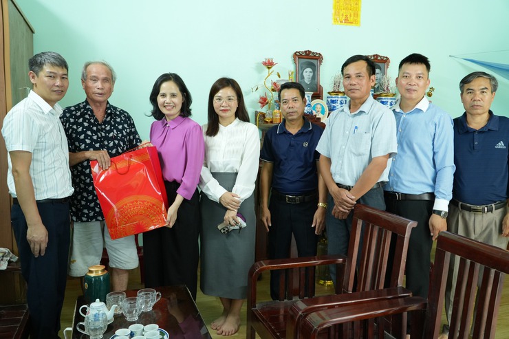 Đoàn công tác số 2, số 4 và số 5 xã Chuyên Mỹ thăm, tặng quà gia đình chính sách, người có công- Ảnh 5.