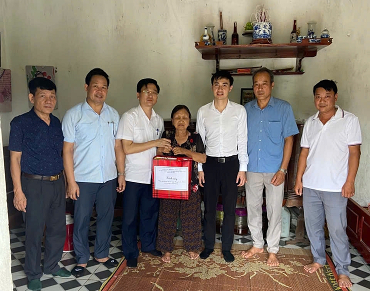 Xã Xuân Mai tổ chức 4 đoàn thăm, tặng quà người có công với cách mạng và thân nhân liệt sĩ tiêu biểu nhân dịp kỷ niệm 78 năm ngày thương binh liệt sĩ- Ảnh 7.