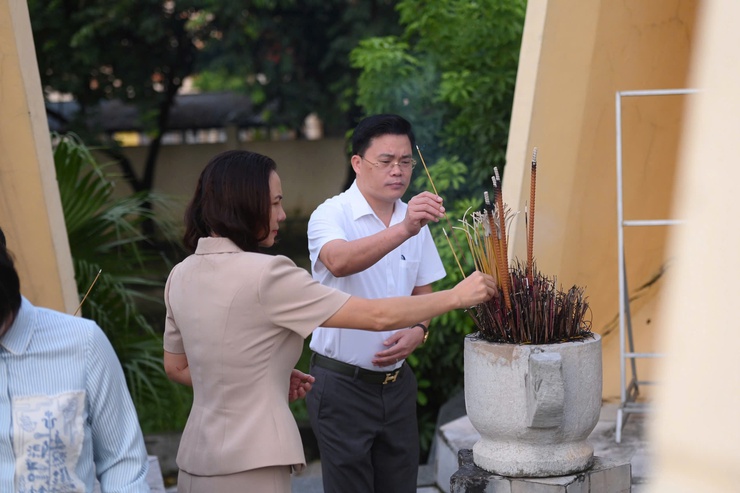 LỄ ĐẶT VÒNG HOA VÀ DÂNG HƯƠNG TƯỞNG NIỆM CÁC ANH HÙNG LIỆT SĨ NHÂN KỶ NIỆM 78 NĂM NGÀY THƯƠNG BINH LIỆT SĨ (27/7/1947 – 27/7/2025)- Ảnh 10.