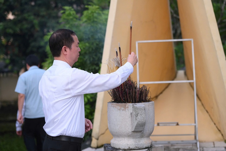 LỄ ĐẶT VÒNG HOA VÀ DÂNG HƯƠNG TƯỞNG NIỆM CÁC ANH HÙNG LIỆT SĨ NHÂN KỶ NIỆM 78 NĂM NGÀY THƯƠNG BINH LIỆT SĨ (27/7/1947 – 27/7/2025)- Ảnh 3.