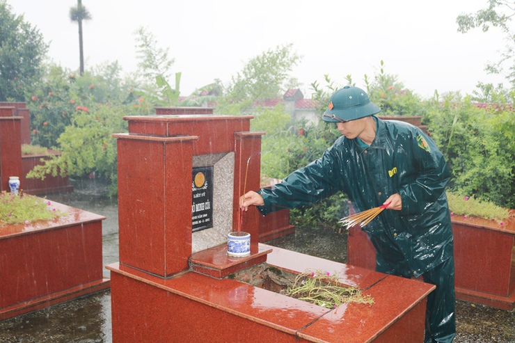 Lãnh đạo xã Phú Cát và Tiểu đoàn 2 – Cục Kỹ thuật Quân binh chủng tổ chức viếng nghĩa trang liệt sĩ nhân kỷ niệm 78 năm Ngày Thương binh - Liệt sĩ (27/7/1947 – 27/7/2025)- Ảnh 7.