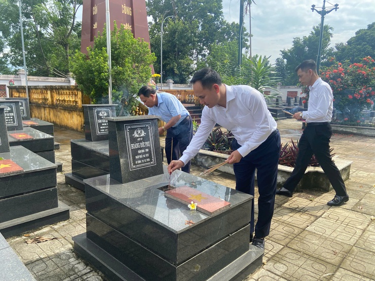 Đồng chí Hoàng Nguyên Ưng – Phó bí thư Đảng ủy – Chủ tịch UBND xã thăm tặng quà gia đình chính sách nhân dịp kỷ niệm 78 năm ngày thương binh liệt sĩ và viếng nghĩa trang Liệt sỹ- Ảnh 5.
