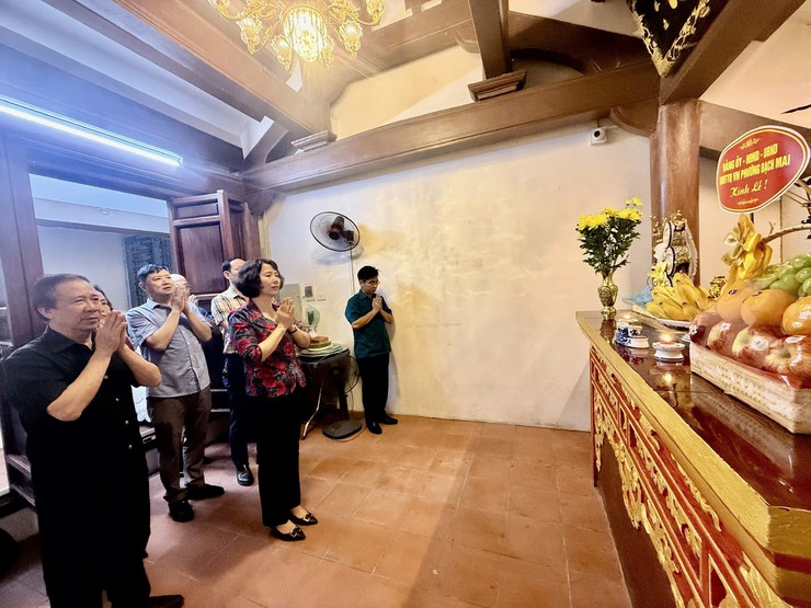 Phường Bạch Mai tổ chức đoàn công tác của Đảng ủy - HĐND - UBND - UB MTTQ Việt Nam phường dâng hương, tri ân các vị anh hùng liệt sĩ - Ảnh 6.