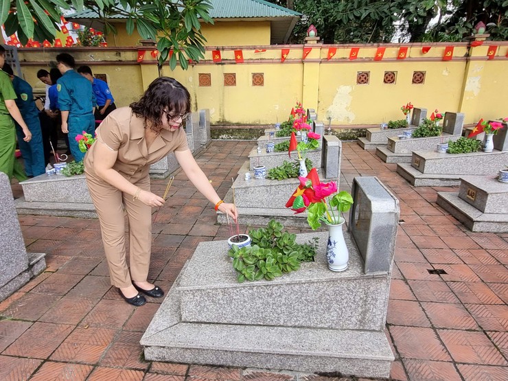 Phường Đại Mỗ tri ân các anh hùng liệt sỹ tại Nghĩa trang Liệt sỹ 
Đại Mỗ - Tây Mỗ
- Ảnh 6.