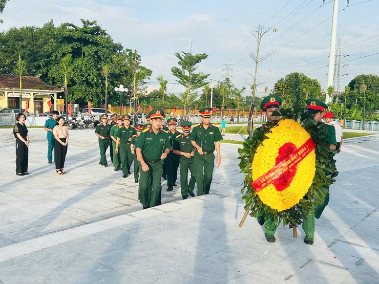 LỄ ĐẶT VÒNG HOA VÀ DÂNG HƯƠNG TƯỞNG NIỆM CÁC ANH HÙNG LIỆT SĨ NHÂN KỶ NIỆM 78 NĂM NGÀY THƯƠNG BINH LIỆT SĨ (27/7/1947 – 27/7/2025)- Ảnh 4.