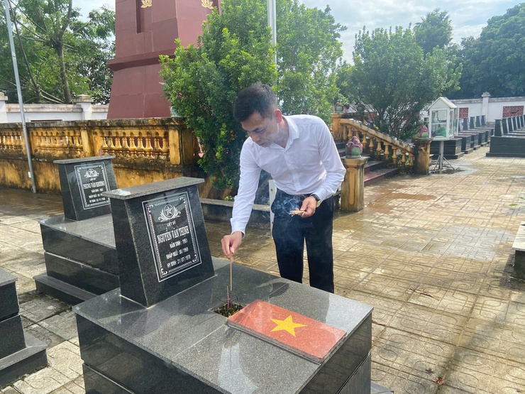 Đồng chí Hoàng Nguyên Ưng – Phó bí thư Đảng ủy – Chủ tịch UBND xã thăm tặng quà gia đình chính sách nhân dịp kỷ niệm 78 năm ngày thương binh liệt sĩ và viếng nghĩa trang Liệt sỹ- Ảnh 6.