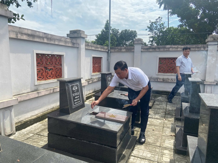 Đồng chí Hoàng Nguyên Ưng – Phó bí thư Đảng ủy – Chủ tịch UBND xã thăm tặng quà gia đình chính sách nhân dịp kỷ niệm 78 năm ngày thương binh liệt sĩ và viếng nghĩa trang Liệt sỹ- Ảnh 7.