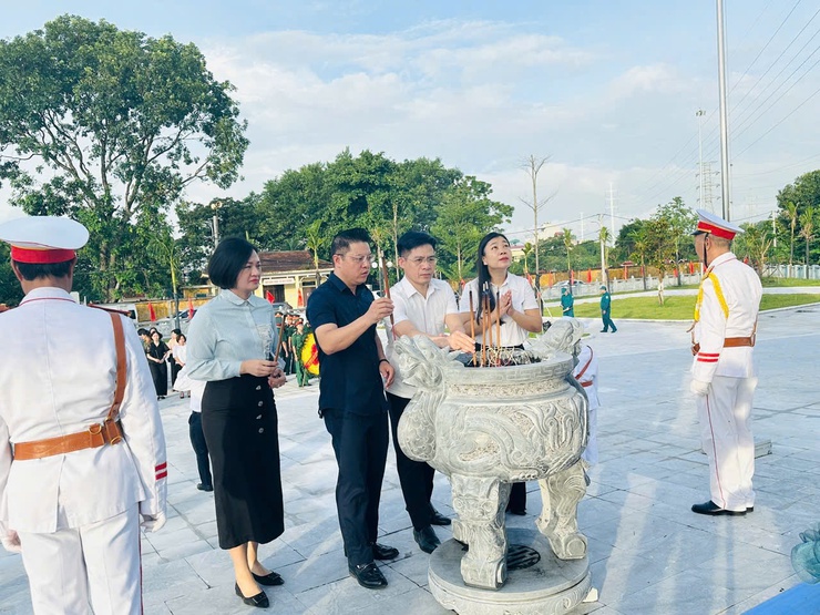 LỄ ĐẶT VÒNG HOA VÀ DÂNG HƯƠNG TƯỞNG NIỆM CÁC ANH HÙNG LIỆT SĨ NHÂN KỶ NIỆM 78 NĂM NGÀY THƯƠNG BINH LIỆT SĨ (27/7/1947 – 27/7/2025)- Ảnh 5.