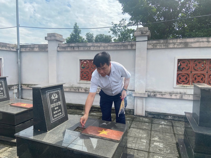 Đồng chí Hoàng Nguyên Ưng – Phó bí thư Đảng ủy – Chủ tịch UBND xã thăm tặng quà gia đình chính sách nhân dịp kỷ niệm 78 năm ngày thương binh liệt sĩ và viếng nghĩa trang Liệt sỹ- Ảnh 8.