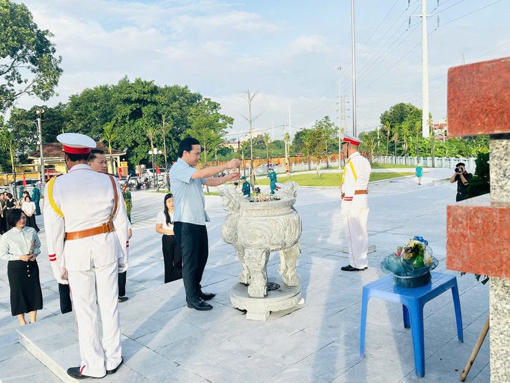 LỄ ĐẶT VÒNG HOA VÀ DÂNG HƯƠNG TƯỞNG NIỆM CÁC ANH HÙNG LIỆT SĨ NHÂN KỶ NIỆM 78 NĂM NGÀY THƯƠNG BINH LIỆT SĨ (27/7/1947 – 27/7/2025)- Ảnh 7.