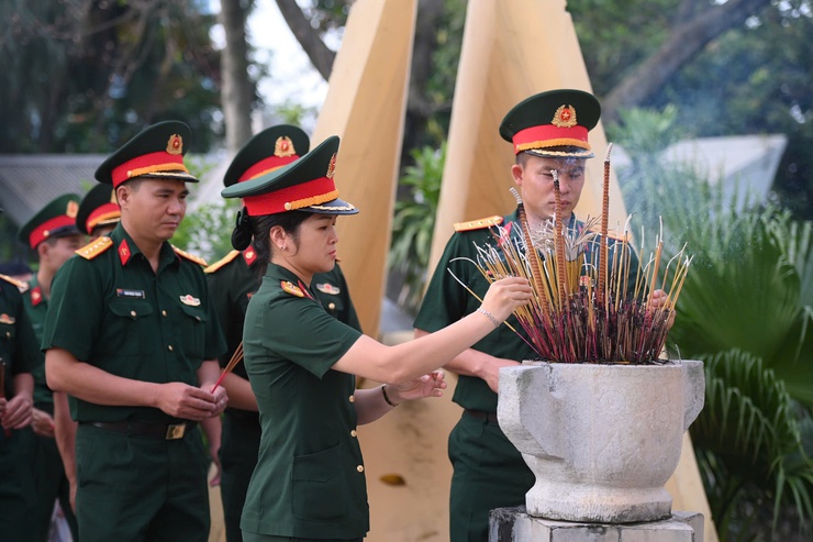 LỄ ĐẶT VÒNG HOA VÀ DÂNG HƯƠNG TƯỞNG NIỆM CÁC ANH HÙNG LIỆT SĨ NHÂN KỶ NIỆM 78 NĂM NGÀY THƯƠNG BINH LIỆT SĨ (27/7/1947 – 27/7/2025)- Ảnh 6.