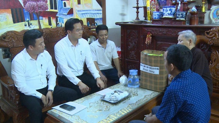 Đồng chí Phó Bí thư Thường trực Đảng ủy xã thăm và tặng quà gia đình các đối tượng chính sách nhân dịp ngày 27/7- Ảnh 2.