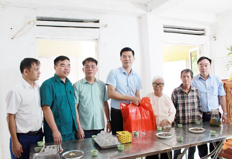Xã Trần Phú: tổ chức thăm, tặng quà gia đình chính sách, người có công với cách mạng nhân kỷ niệm 78 năm Ngày thương binh, liệt sỹ- Ảnh 2.