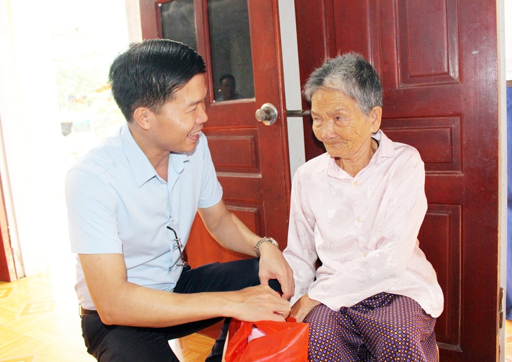 Xã Trần Phú: tổ chức thăm, tặng quà gia đình chính sách, người có công với cách mạng nhân kỷ niệm 78 năm Ngày thương binh, liệt sỹ- Ảnh 3.