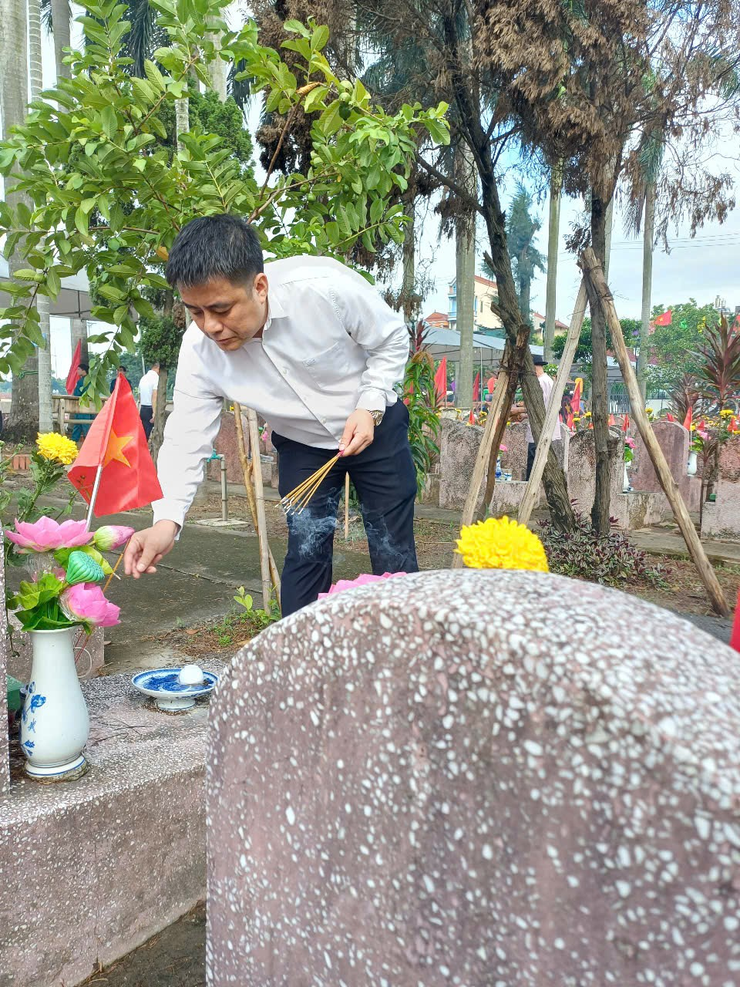 Phường Bồ Đề tổ chức đoàn viếng nghĩa trang Liệt sỹ nhân kỷ niệm 78 năm ngày 27/7.- Ảnh 5.