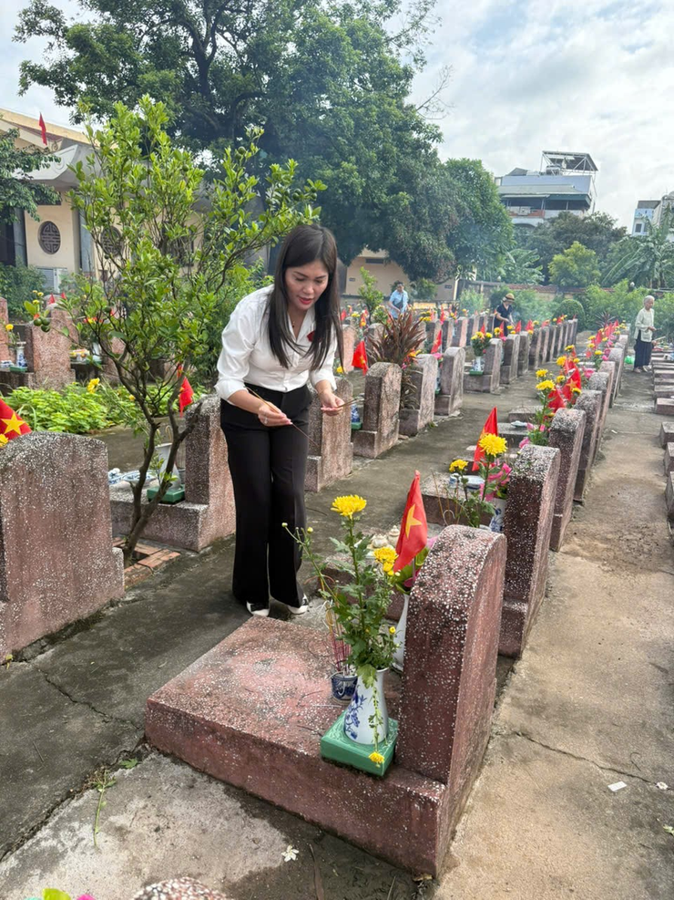 Phường Bồ Đề tổ chức đoàn viếng nghĩa trang Liệt sỹ nhân kỷ niệm 78 năm ngày 27/7.- Ảnh 6.
