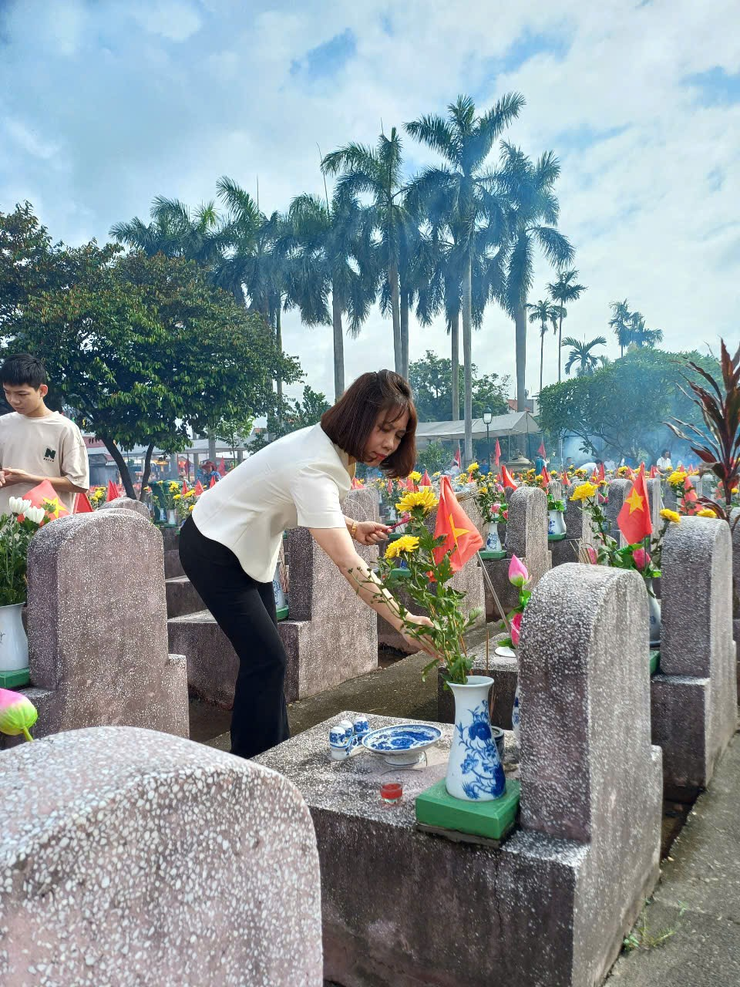 Phường Bồ Đề tổ chức đoàn viếng nghĩa trang Liệt sỹ nhân kỷ niệm 78 năm ngày 27/7.- Ảnh 8.