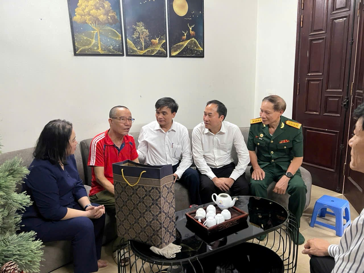 Phường Hoàng Liệt tổ chức thăm hỏi, tặng quà các gia đình chính sách nhân kỷ niệm 78 năm Ngày Thương binh - Liệt sỹ (27/7/1947 – 27/7/2025)
- Ảnh 2.