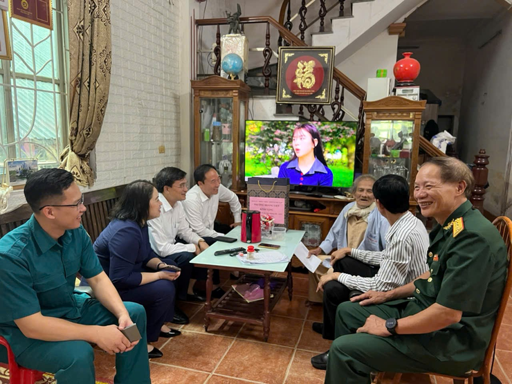 Phường Hoàng Liệt tổ chức thăm hỏi, tặng quà các gia đình chính sách nhân kỷ niệm 78 năm Ngày Thương binh - Liệt sỹ (27/7/1947 – 27/7/2025)
- Ảnh 3.