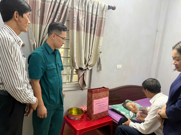 Phường Hoàng Liệt tổ chức thăm hỏi, tặng quà các gia đình chính sách nhân kỷ niệm 78 năm Ngày Thương binh - Liệt sỹ (27/7/1947 – 27/7/2025)
- Ảnh 4.