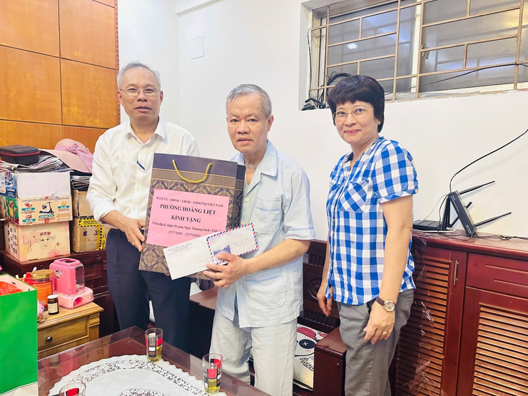 Phường Hoàng Liệt tổ chức thăm hỏi, tặng quà các gia đình chính sách nhân kỷ niệm 78 năm Ngày Thương binh - Liệt sỹ (27/7/1947 – 27/7/2025)
- Ảnh 6.