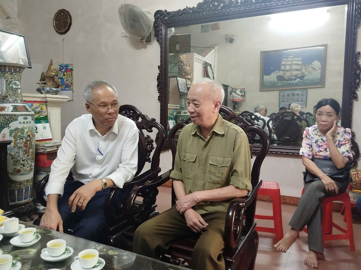 Phường Hoàng Liệt tổ chức thăm hỏi, tặng quà các gia đình chính sách nhân kỷ niệm 78 năm Ngày Thương binh - Liệt sỹ (27/7/1947 – 27/7/2025)
- Ảnh 7.