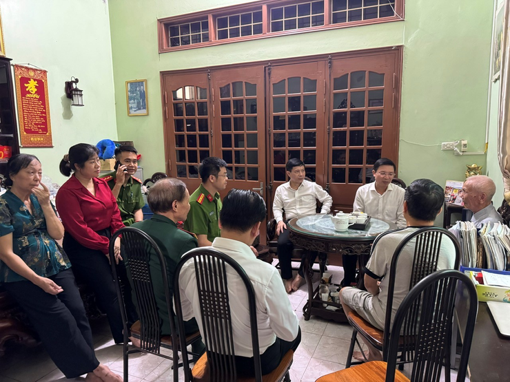 Phường Hoàng Liệt tổ chức thăm hỏi, tặng quà các gia đình chính sách nhân kỷ niệm 78 năm Ngày Thương binh - Liệt sỹ (27/7/1947 – 27/7/2025)
- Ảnh 8.