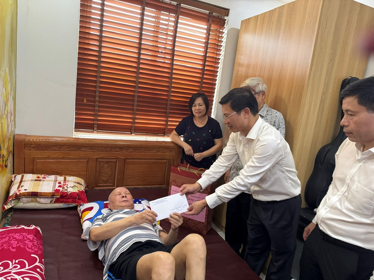 Phường Hoàng Liệt tổ chức thăm hỏi, tặng quà các gia đình chính sách nhân kỷ niệm 78 năm Ngày Thương binh - Liệt sỹ (27/7/1947 – 27/7/2025)
- Ảnh 9.