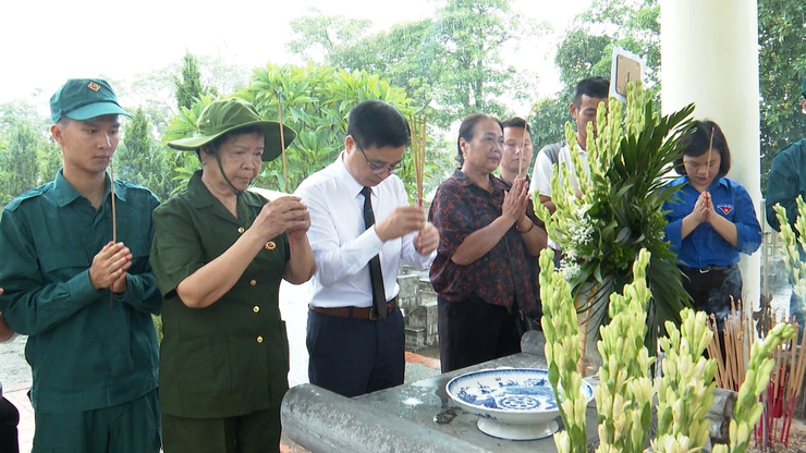 Đồng chí Trương Đại Dương Viếng nghĩa trang liệt sỹ tại thôn Nội Hợp xã Nam Phong cũ- Ảnh 1.