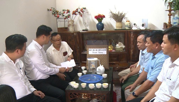 Đồng chí Phó Bí thư Thường trực Đảng ủy xã thăm và tặng quà gia đình các đối tượng chính sách nhân dịp ngày 27/7- Ảnh 3.