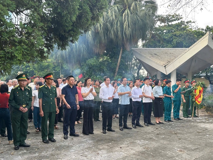 LỄ ĐẶT VÒNG HOA VÀ DÂNG HƯƠNG TƯỞNG NIỆM CÁC ANH HÙNG LIỆT SĨ NHÂN KỶ NIỆM 78 NĂM NGÀY THƯƠNG BINH LIỆT SĨ (27/7/1947 – 27/7/2025)- Ảnh 12.