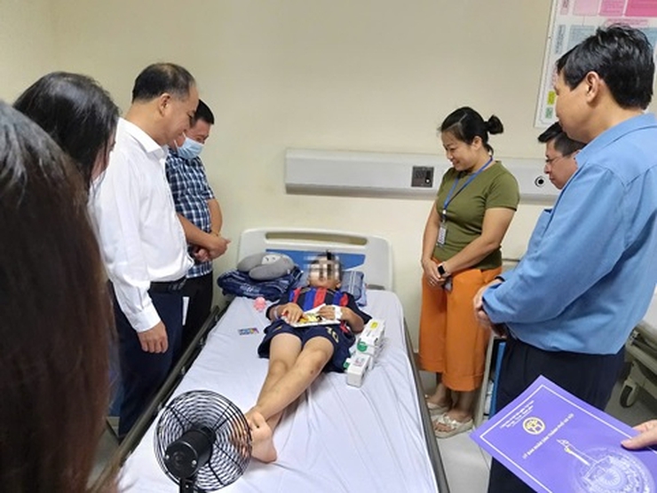 Lãnh đạo Sở Y tế Hà Nội thăm hỏi, động viên gia đình, nạn nhân bị ảnh hưởng do vụ lật tàu tại Quảng Ninh- Ảnh 1.