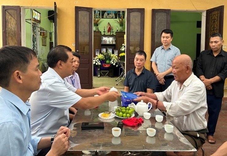 Lãnh đạo Sở Y tế Hà Nội thăm hỏi, động viên gia đình, nạn nhân bị ảnh hưởng do vụ lật tàu tại Quảng Ninh- Ảnh 2.
