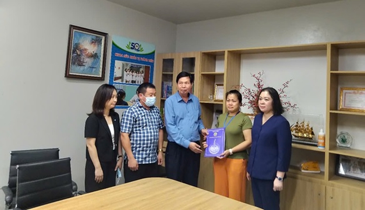 Lãnh đạo Sở Y tế Hà Nội thăm hỏi, động viên gia đình, nạn nhân bị ảnh hưởng do vụ lật tàu tại Quảng Ninh- Ảnh 3.