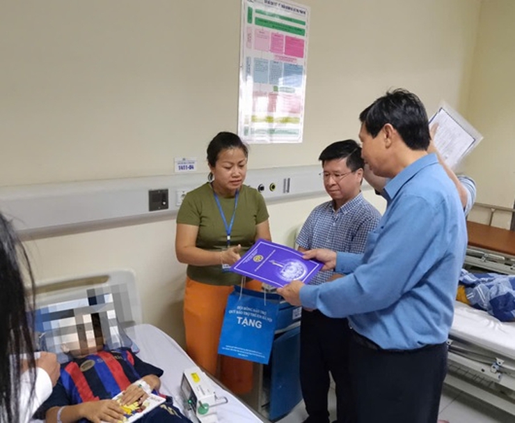 Lãnh đạo Sở Y tế Hà Nội thăm hỏi, động viên gia đình, nạn nhân bị ảnh hưởng do vụ lật tàu tại Quảng Ninh- Ảnh 4.