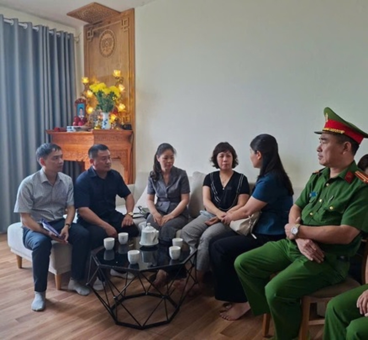 Thăm hỏi, động viên gia đình, nạn nhân bị ảnh hưởng do vụ lật tàu tại Hạ Long, Quảng Ninh- Ảnh 1.