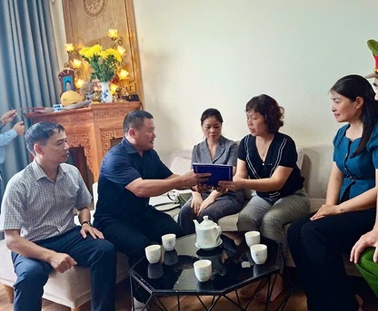 Thăm hỏi, động viên gia đình, nạn nhân bị ảnh hưởng do vụ lật tàu tại Hạ Long, Quảng Ninh- Ảnh 2.